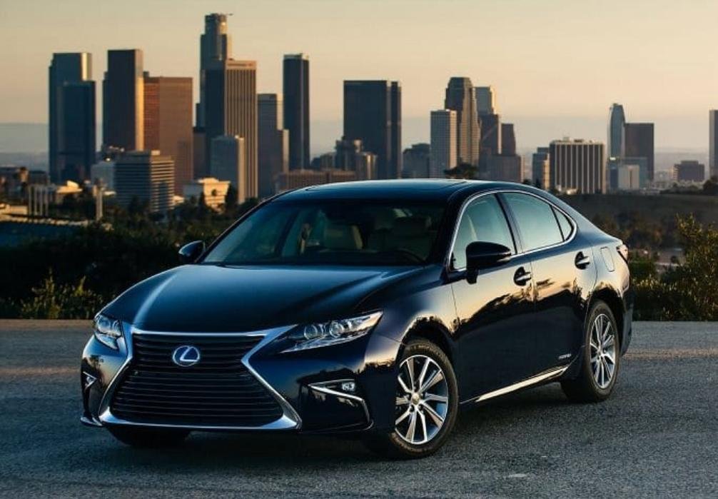 سيارة لكزس فاخرة